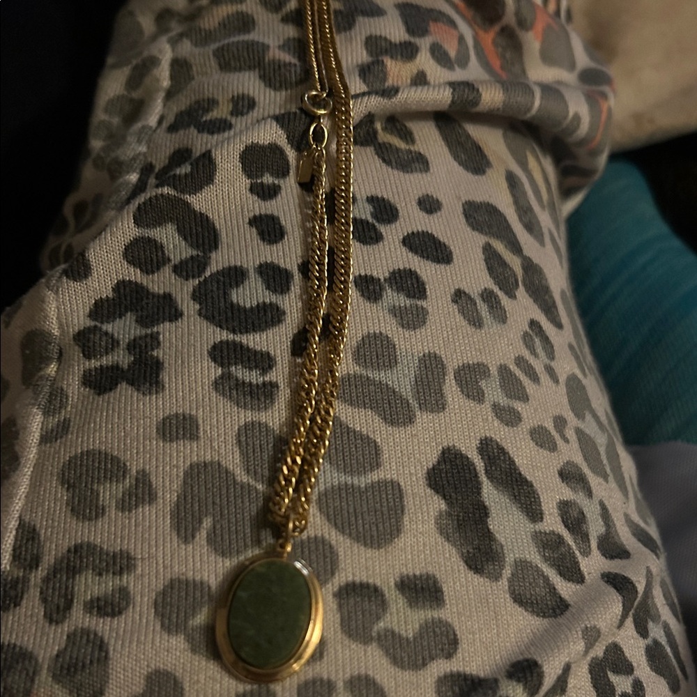 Elegant Gold and Green Pendant Necklace